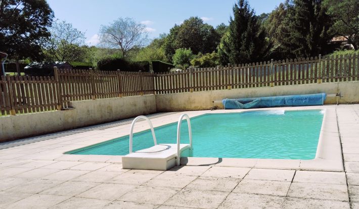 Detached Country House with Swimming Pool and Landscaped Garden