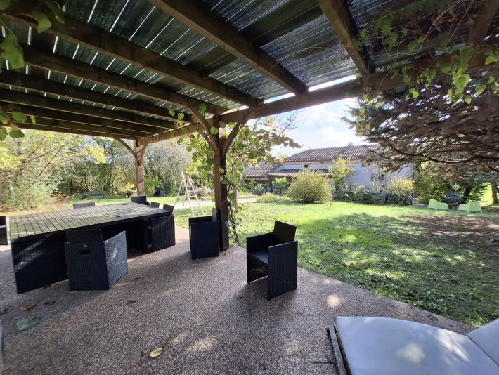 Huge Detached Country House with Pool and Land