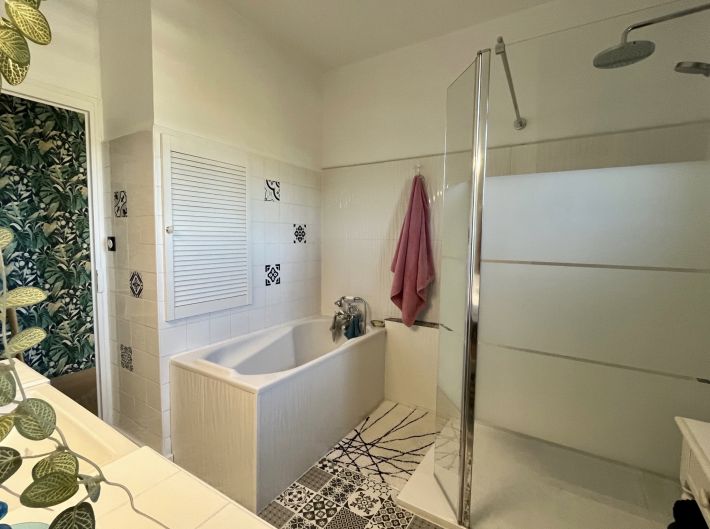 Character Detached House with Swimming Pool
