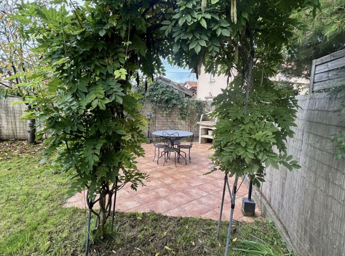 Delightful Detached House with Garden