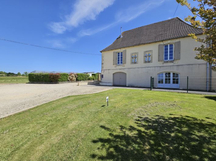 Detached Country House with Large Pool and Business