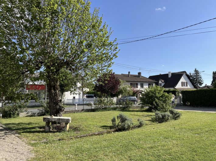 Beautiful Detached House with Landscaped Garden