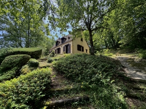 Detached House in Private Mature Garden