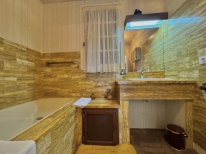 Detached House in Private Mature Garden