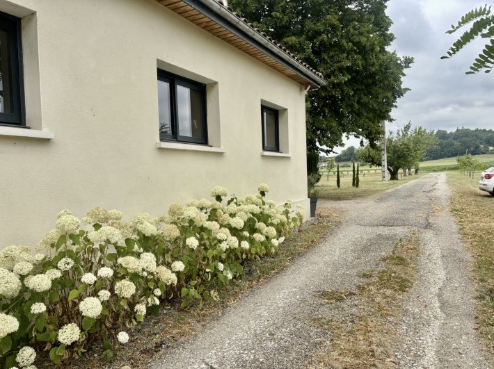 Maison De Maitre With Outbuilding