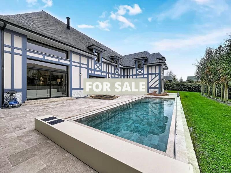 Contemporary Detached House with Swimming Pool