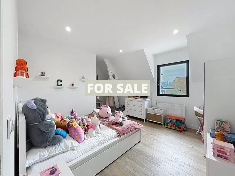 Contemporary Detached House with Swimming Pool