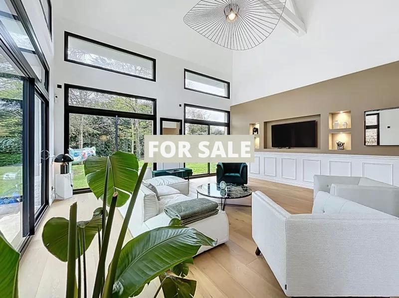 Contemporary Detached House with Swimming Pool