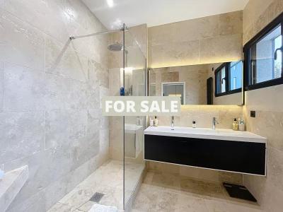 Contemporary Detached House with Swimming Pool