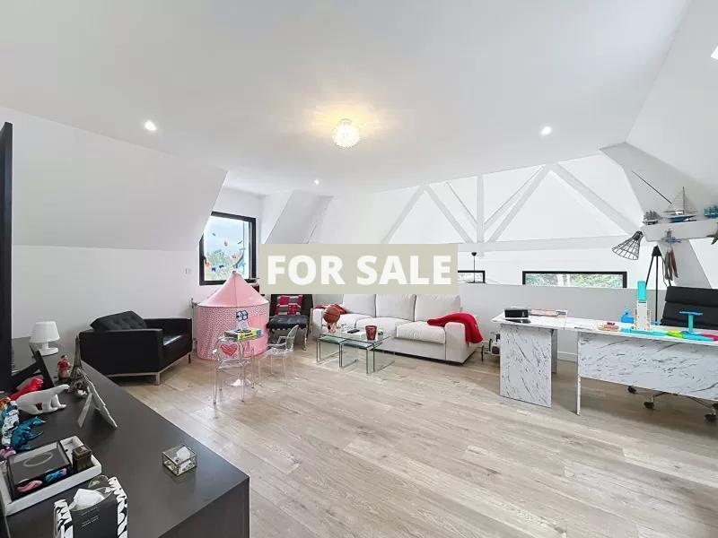 Contemporary Detached House with Swimming Pool