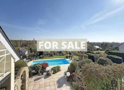 Contemporary Detached House with Swimming Pool