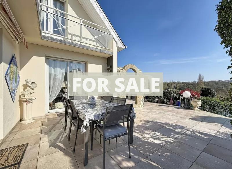 Contemporary Detached House with Swimming Pool