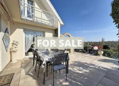 Contemporary Detached House with Swimming Pool