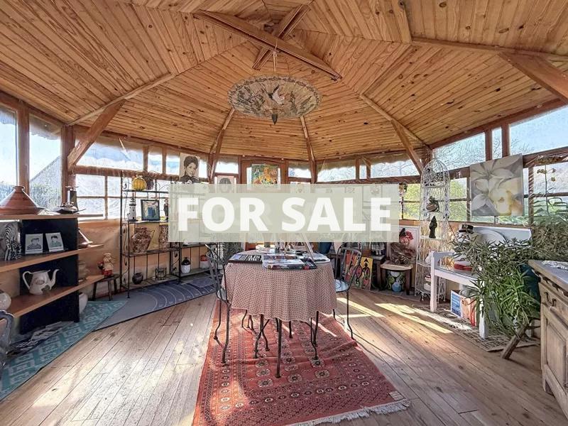 Contemporary Detached House with Swimming Pool