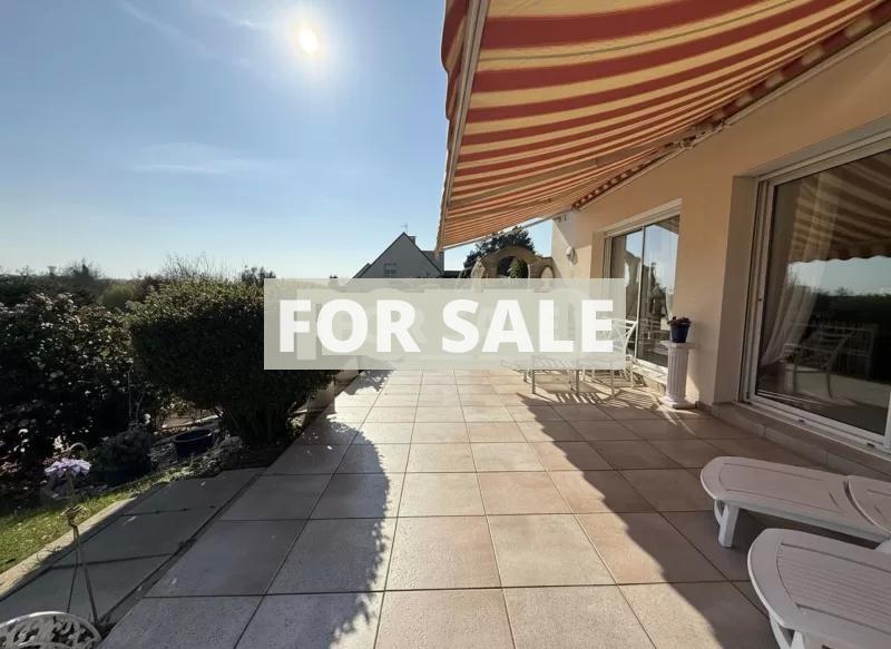 Contemporary Detached House with Swimming Pool