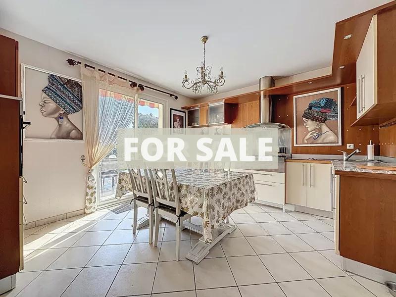 Contemporary Detached House with Swimming Pool