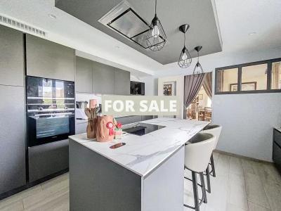 Detached House with Garden Close to the Coast