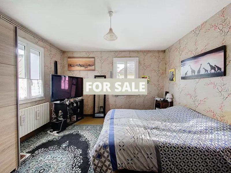 Detached House with Garden Close to the Coast