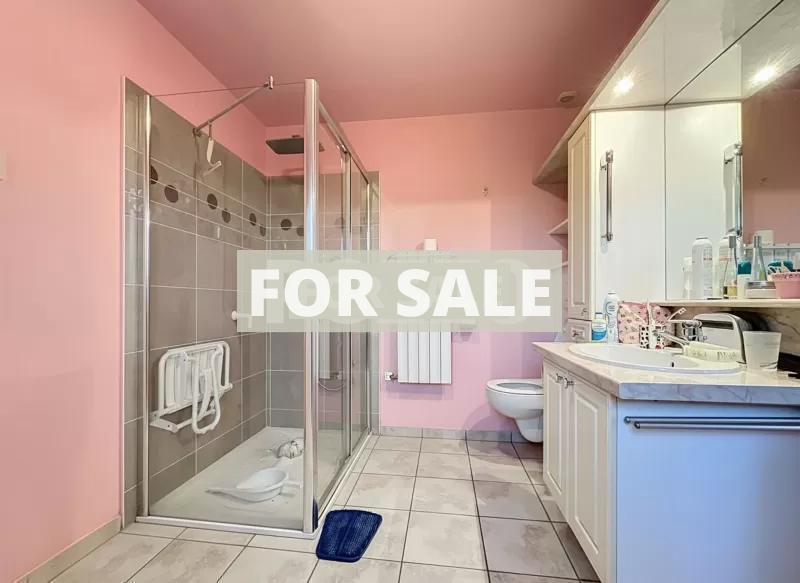 Detached House with Garden in Lovely Location