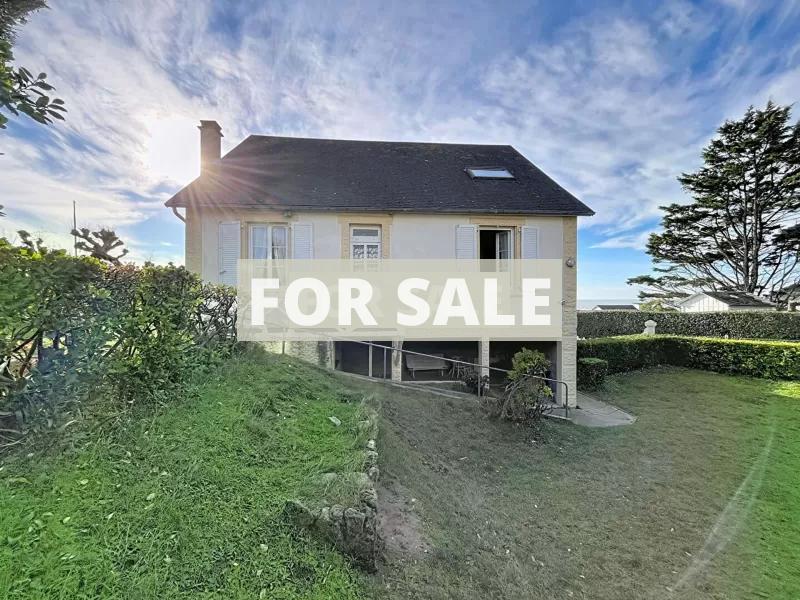 Detached House with Garden by the Coast
