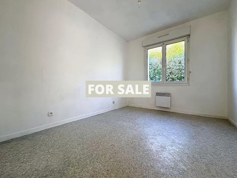 Modern Detached House with Garden