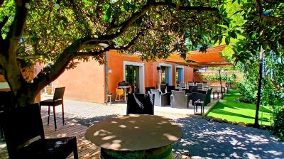 Stunning 18th Century Property, Landscaped Gardens With Pool