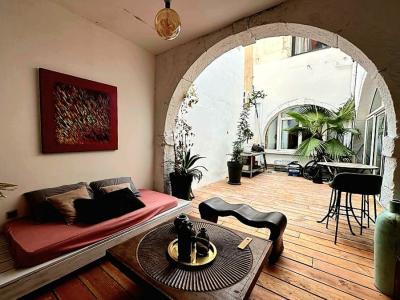 Superb Contemporary Apartment with Charming Patio