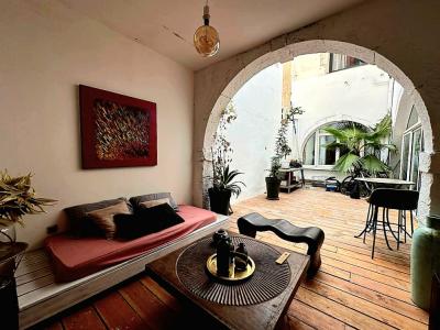 Superb Contemporary Apartment with Charming Patio