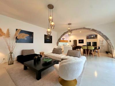 Superb Contemporary Apartment with Charming Patio