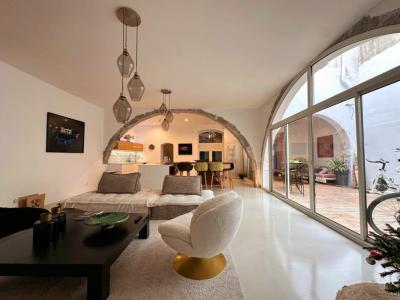 Superb Contemporary Apartment with Charming Patio