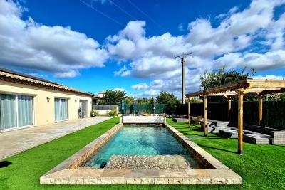 Superb Single Storey Villa With Heated Pool