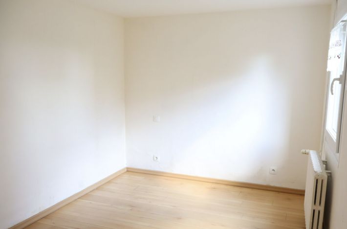 Detached Country House with Landscaped Garden