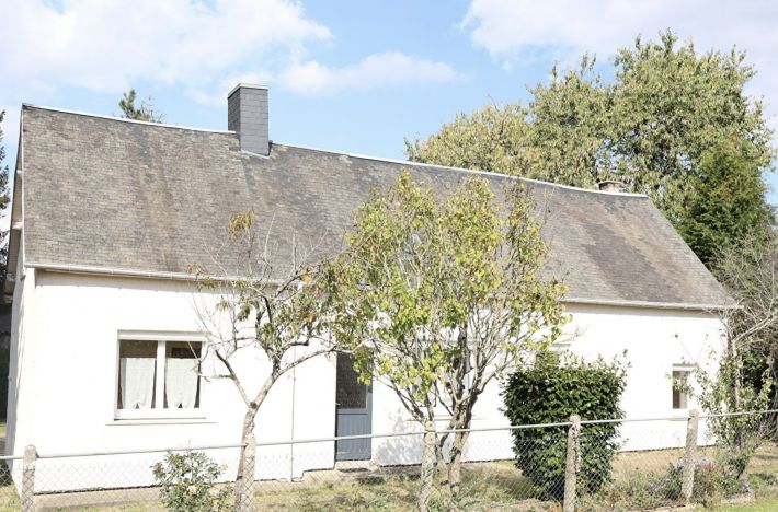 Detached Country House with Landscaped Garden