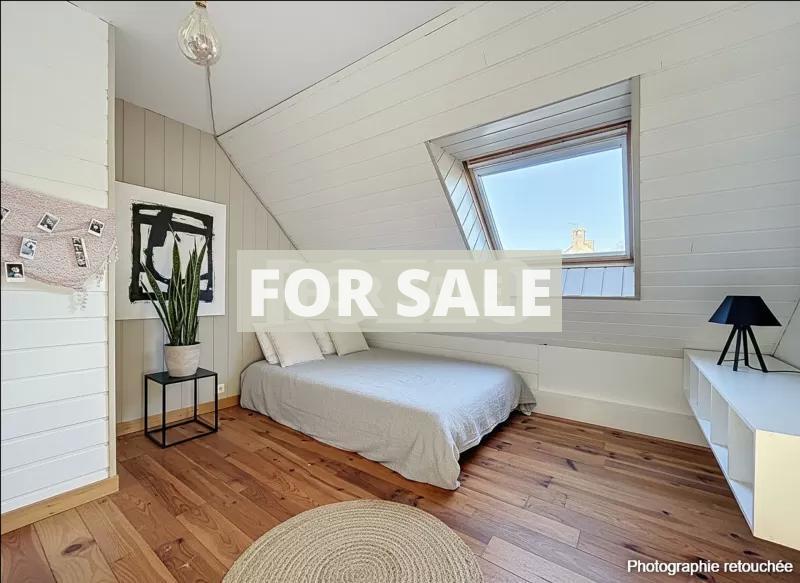 Detached Country House with Landscaped Garden