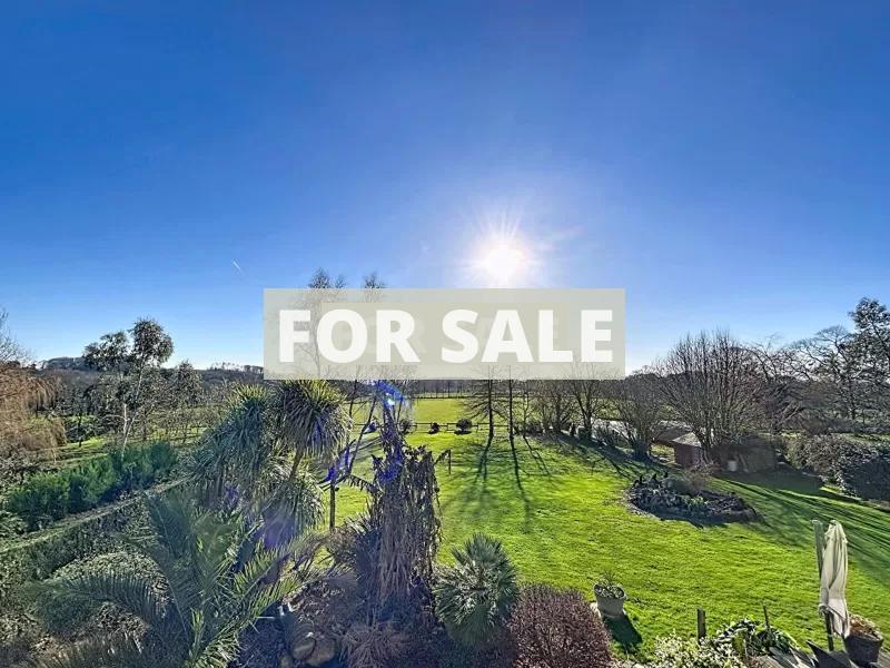 Detached Country House with Landscaped Garden