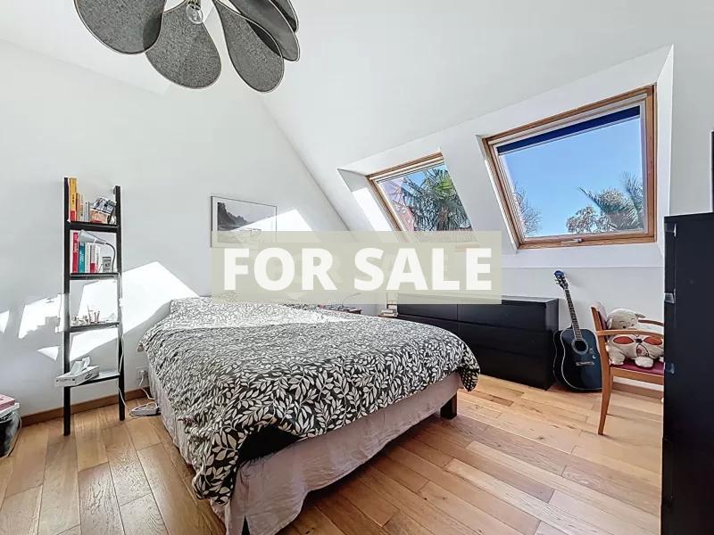 Detached Country House with Landscaped Garden