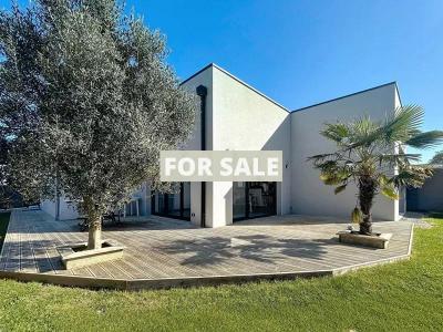 Contemporary Detached House with Garden