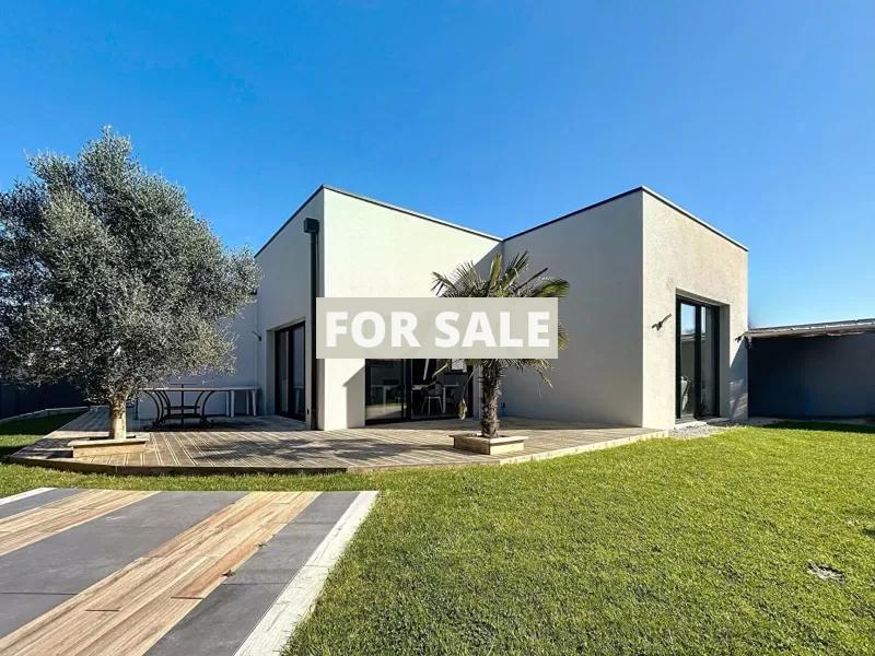 Contemporary Detached House with Garden