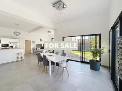 Contemporary Detached House with Garden