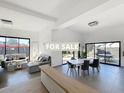 Contemporary Detached House with Garden