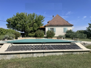 Detached House with Pool and Outbuilding