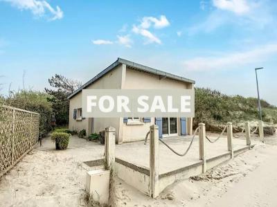 Detached House with Garden only 50m from the Sea
