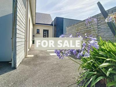 Contemporary Detached House with Swimming Pool