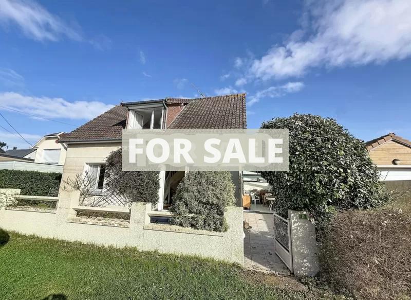 Detached House in Coastal Resort Town