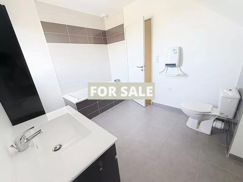 Detached House with Garden by the Coast