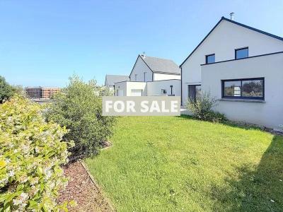 Detached House with Garden by the Coast