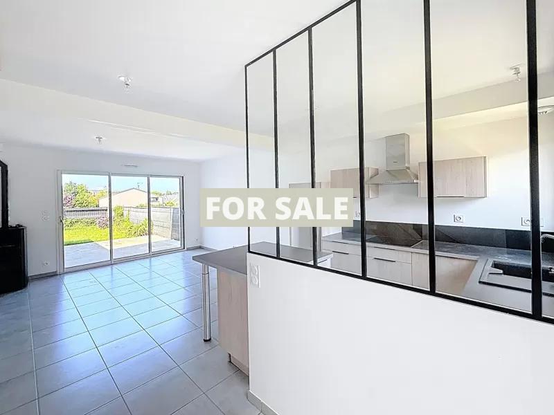 Detached House with Garden by the Coast