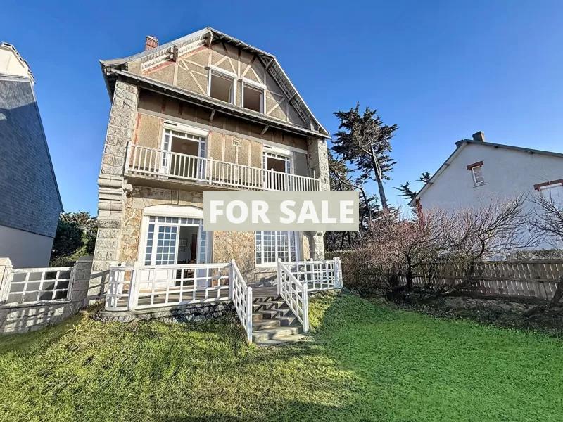 Detached Sea Front Property with Panoramic Sea Views