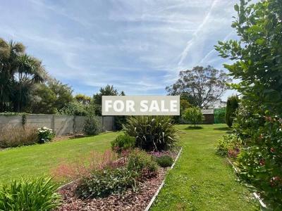 Detached House with Garden By the Coast
