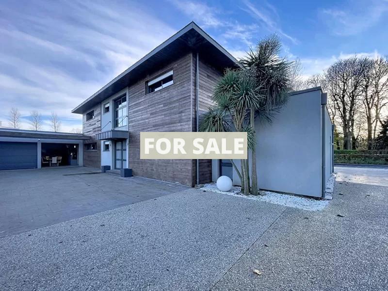 Contemporary Detached House in Private Setting